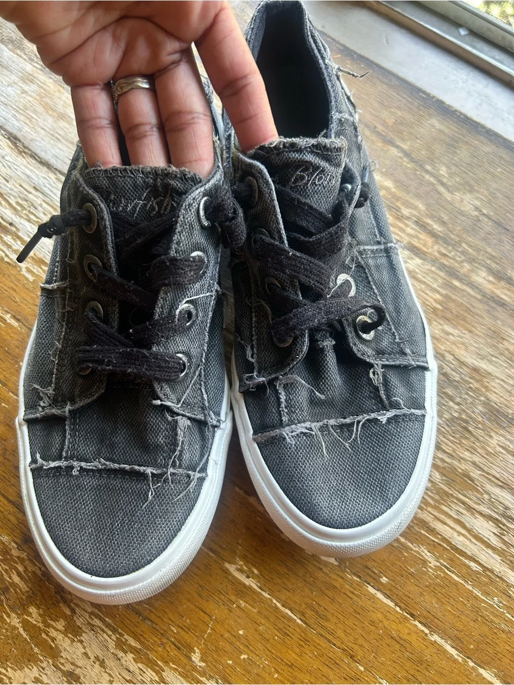 Women Blowfish Canvas 8.5